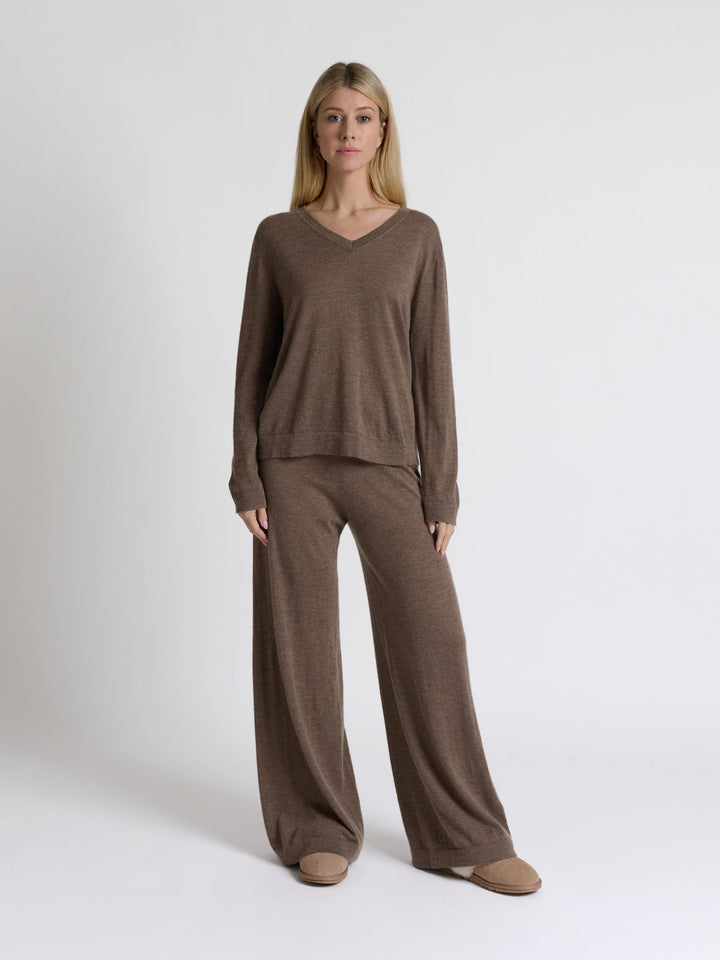 Kashmirbukse "Air" 100 % lett og finstrikket ultramyk kashmir. Norsk design fra Kashmina. Farge: Dark Toast.