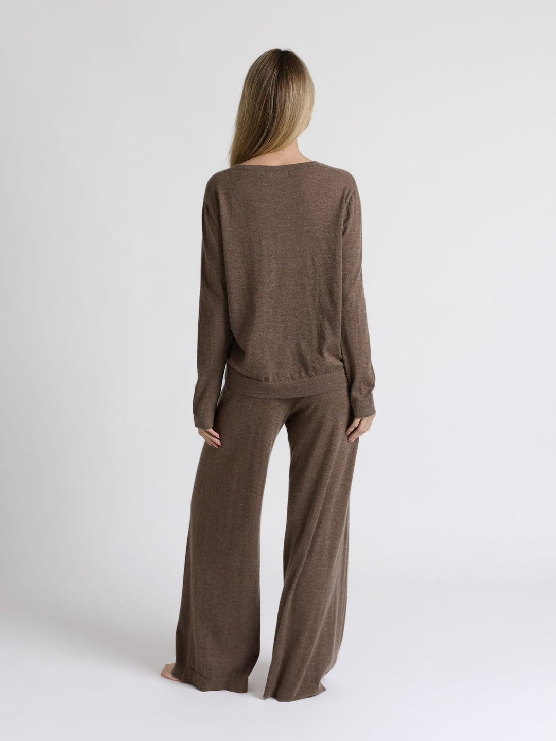 Kashmirbukse "Air" 100 % lett og finstrikket ultramyk kashmir. Norsk design fra Kashmina. Farge: Dark Toast.