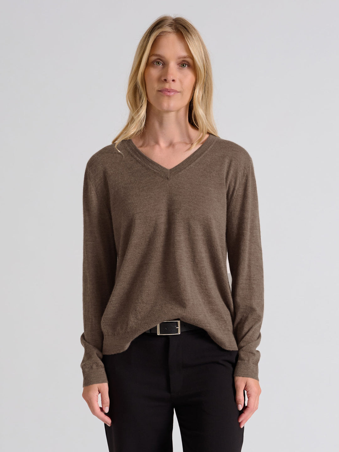 Kashmirgenseren "Aina", laget i 100 % ren cashmere. Norsk design fra Kashmina. Farge: Dark Toast.
