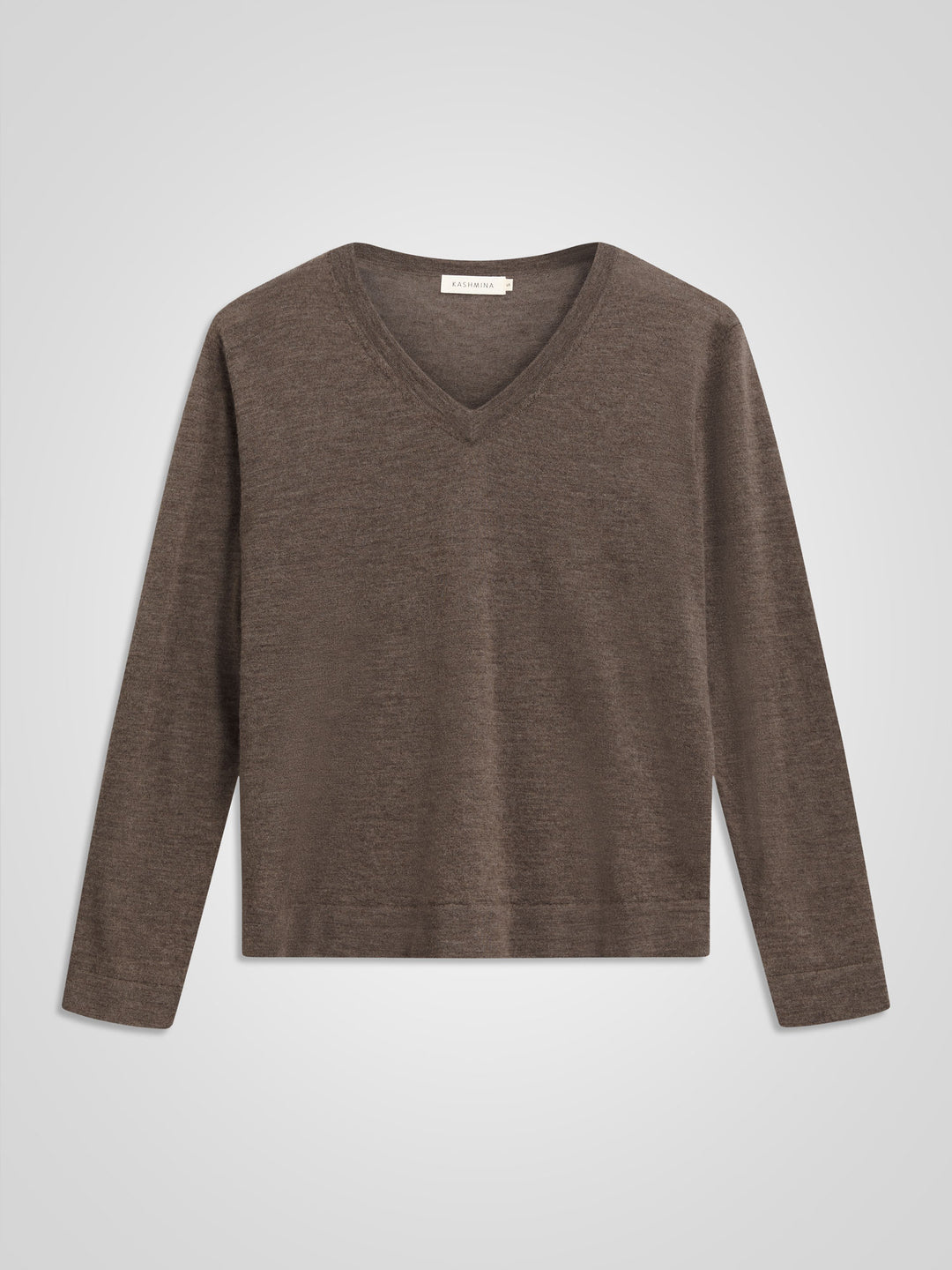 Kashmirgenseren "Aina", laget i 100 % ren cashmere. Norsk design fra Kashmina. Farge: Dark Toast.