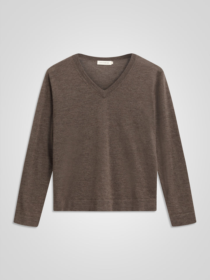 Kashmirgenseren "Aina", laget i 100 % ren cashmere. Norsk design fra Kashmina. Farge: Dark Toast.