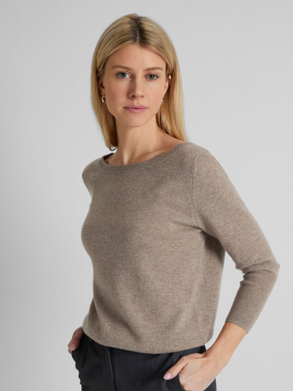 Kashmirgenser "Asta" i 100% ren kasjmirull. Norsk design fra Kashmina. Farge: Toast
