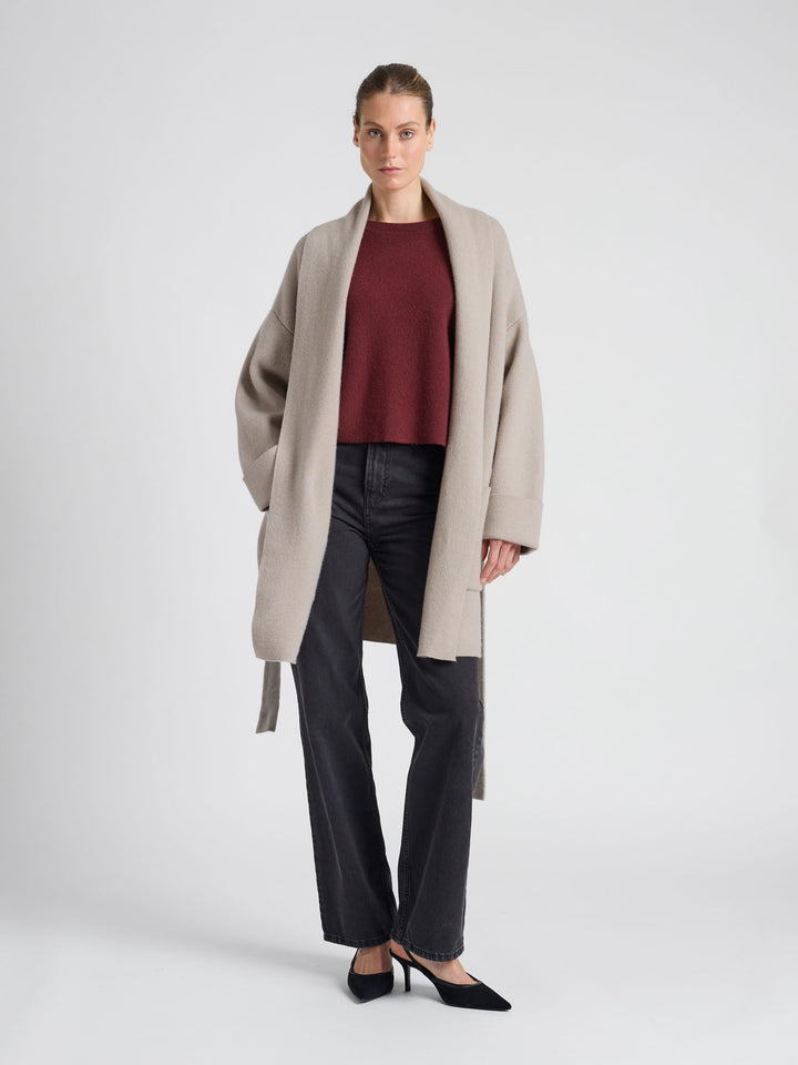 Kashmirgenser "Dina" i 100% ren kasjmirull. Norsk design fra Kashmina. Farge: Bordeaux.