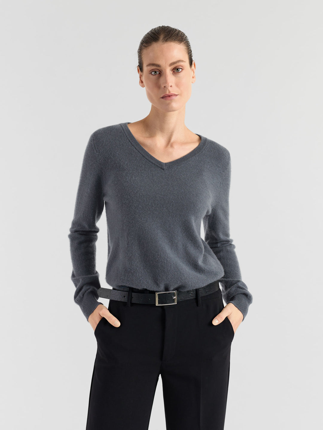 Kashmirgenser med v-hals "Erle" i 100% ren cashmere. Norsk design fra Kashmina. Farge: Blue Fog.