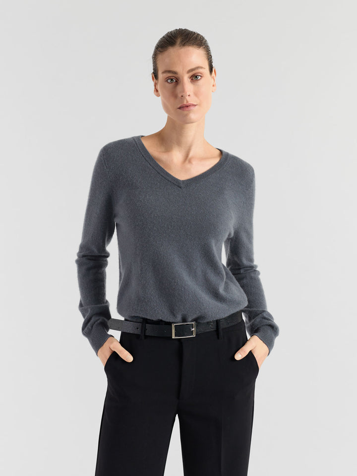 Kashmirgenser med v-hals "Erle" i 100% ren cashmere. Norsk design fra Kashmina. Farge: Blue Fog.