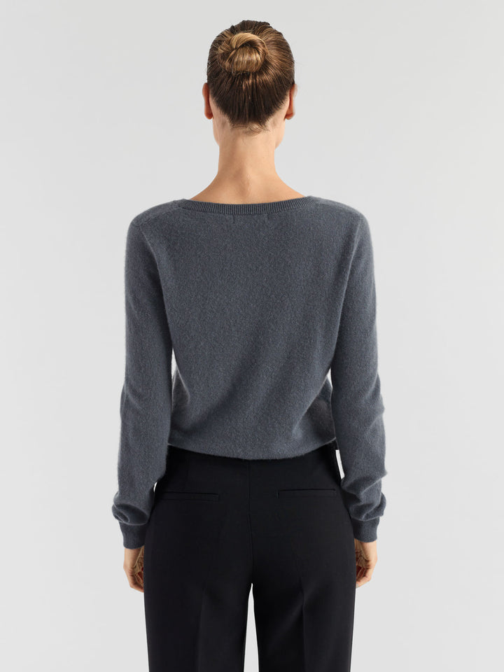Kashmirgenser med v-hals "Erle" i 100% ren cashmere. Norsk design fra Kashmina. Farge: Blue Fog.