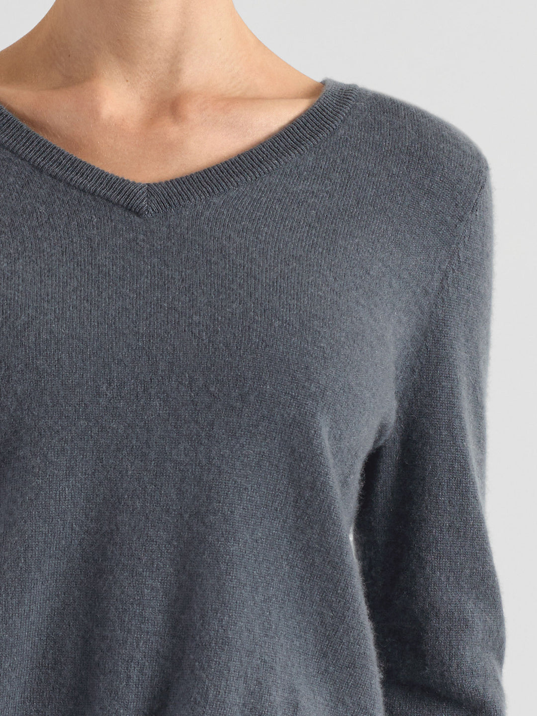 Kashmirgenser med v-hals "Erle" i 100% ren cashmere. Norsk design fra Kashmina. Farge: Blue Fog.