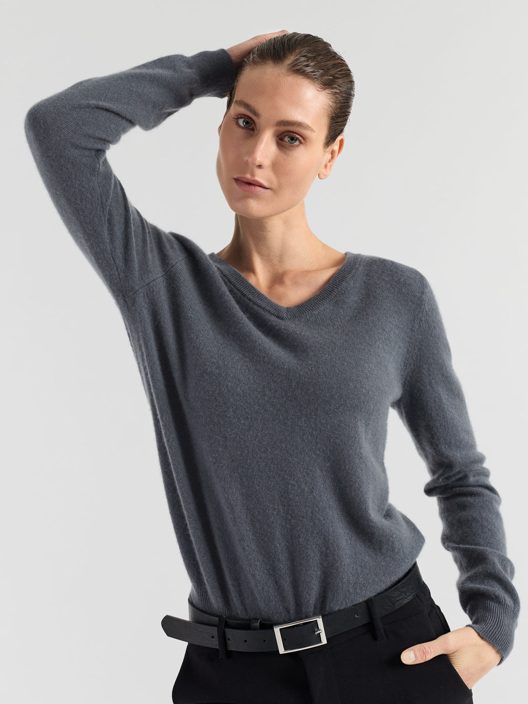 Kashmirgenser med v-hals "Erle" i 100% ren cashmere. Norsk design fra Kashmina. Farge: Blue Fog.