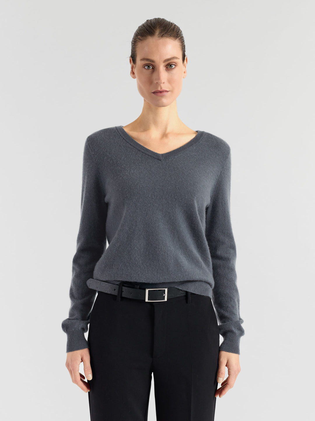 Kashmirgenser med v-hals "Erle" i 100% ren cashmere. Norsk design fra Kashmina. Farge: Blue Fog.