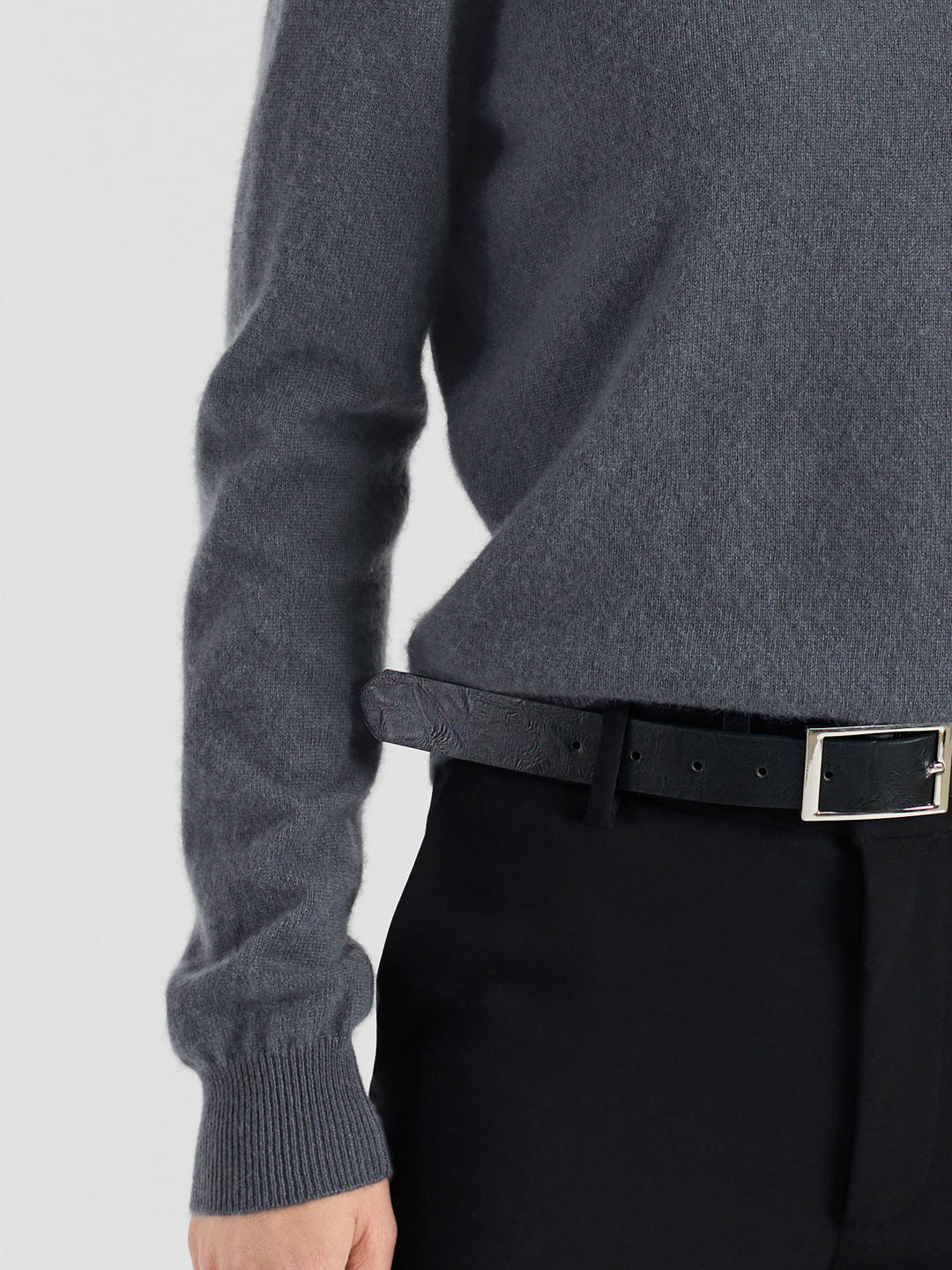 Kashmirgenser med v-hals "Erle" i 100% ren cashmere. Norsk design fra Kashmina. Farge: Blue Fog.