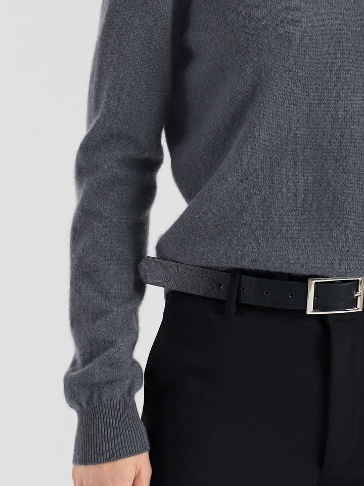 Kashmirgenser med v-hals "Erle" i 100% ren cashmere. Norsk design fra Kashmina. Farge: Blue Fog.