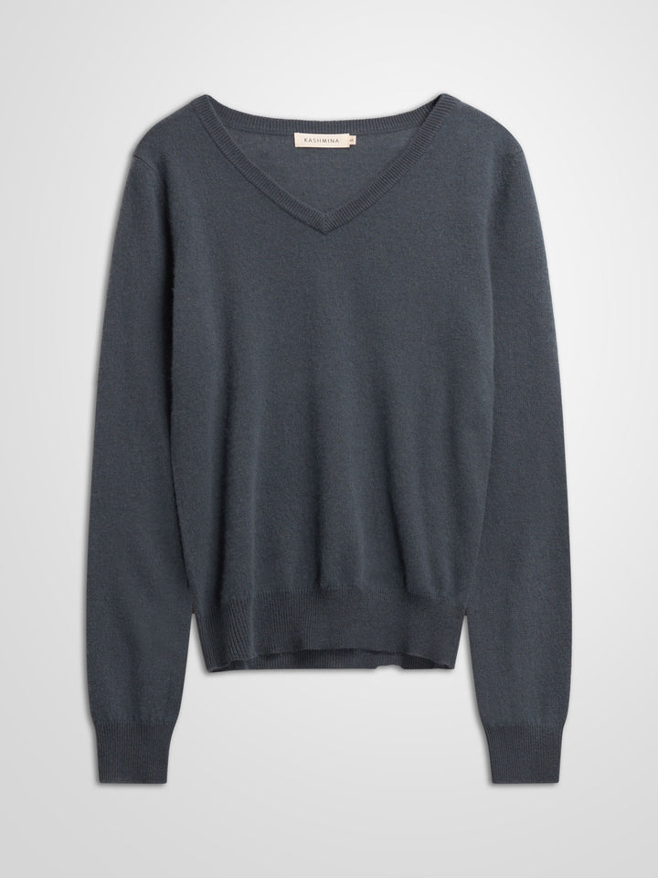 Kashmirgenser med v-hals "Erle" i 100% ren cashmere. Norsk design fra Kashmina. Farge: Blue Fog.