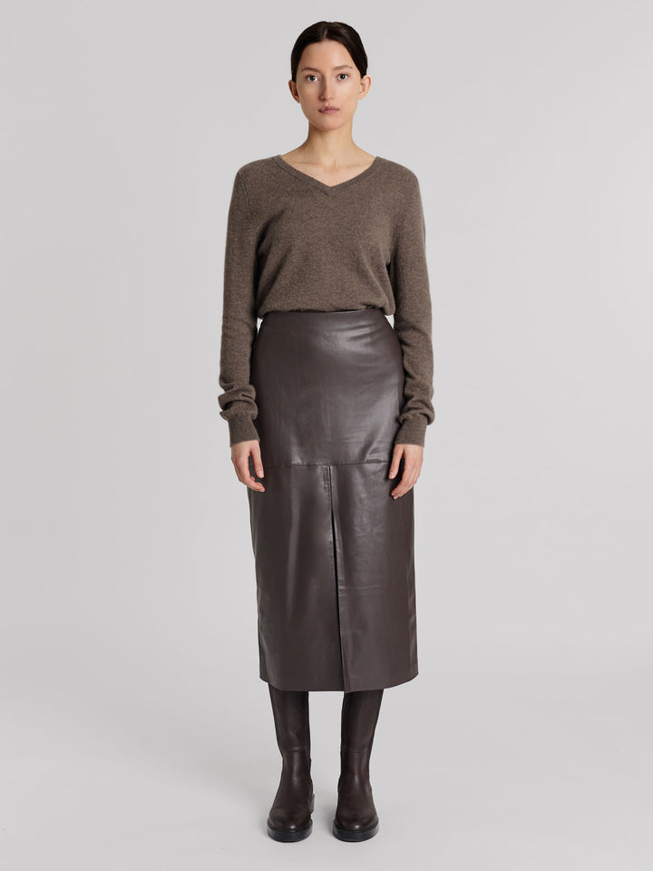 Kashmirgenser med v-hals "Erle" i 100% ren cashmere. Norsk design fra Kashmina. Farge: Dark toast.