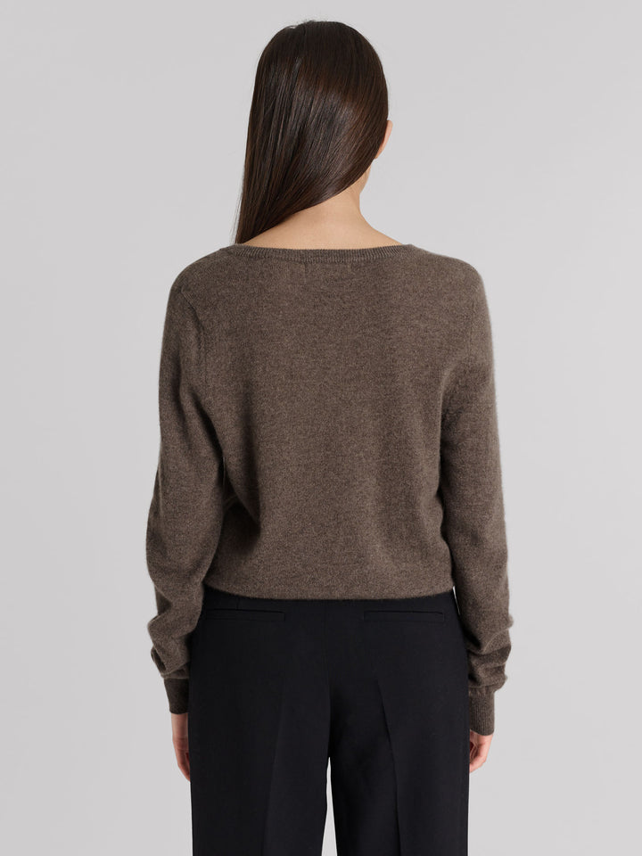 Kashmirgenser med v-hals "Erle" i 100% ren cashmere. Norsk design fra Kashmina. Farge: Dark toast.
