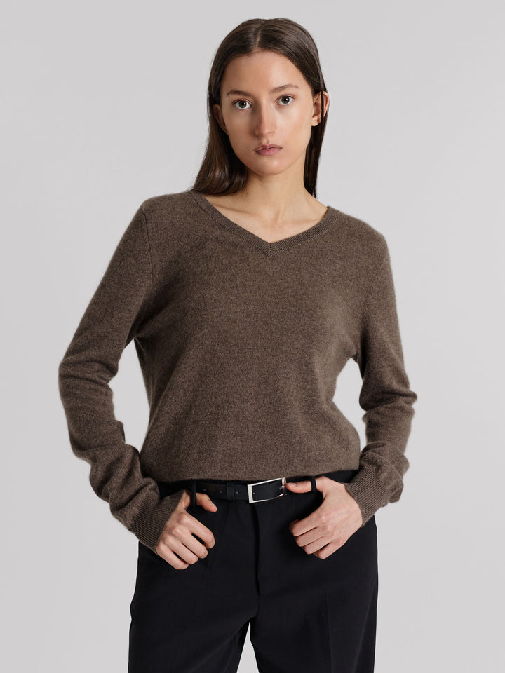 Kashmirgenser med v-hals "Erle" i 100% ren cashmere. Norsk design fra Kashmina. Farge: Dark toast.