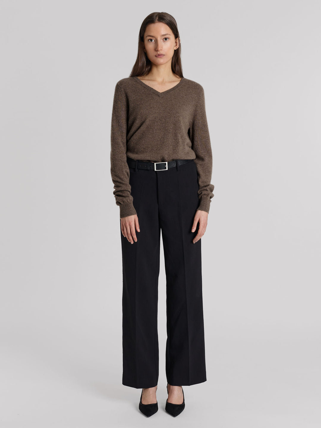 Kashmirgenser med v-hals "Erle" i 100% ren cashmere. Norsk design fra Kashmina. Farge: Dark toast.
