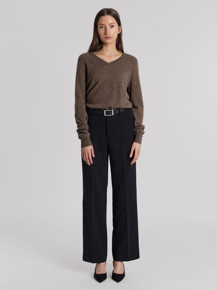 Kashmirgenser med v-hals "Erle" i 100% ren cashmere. Norsk design fra Kashmina. Farge: Dark toast.