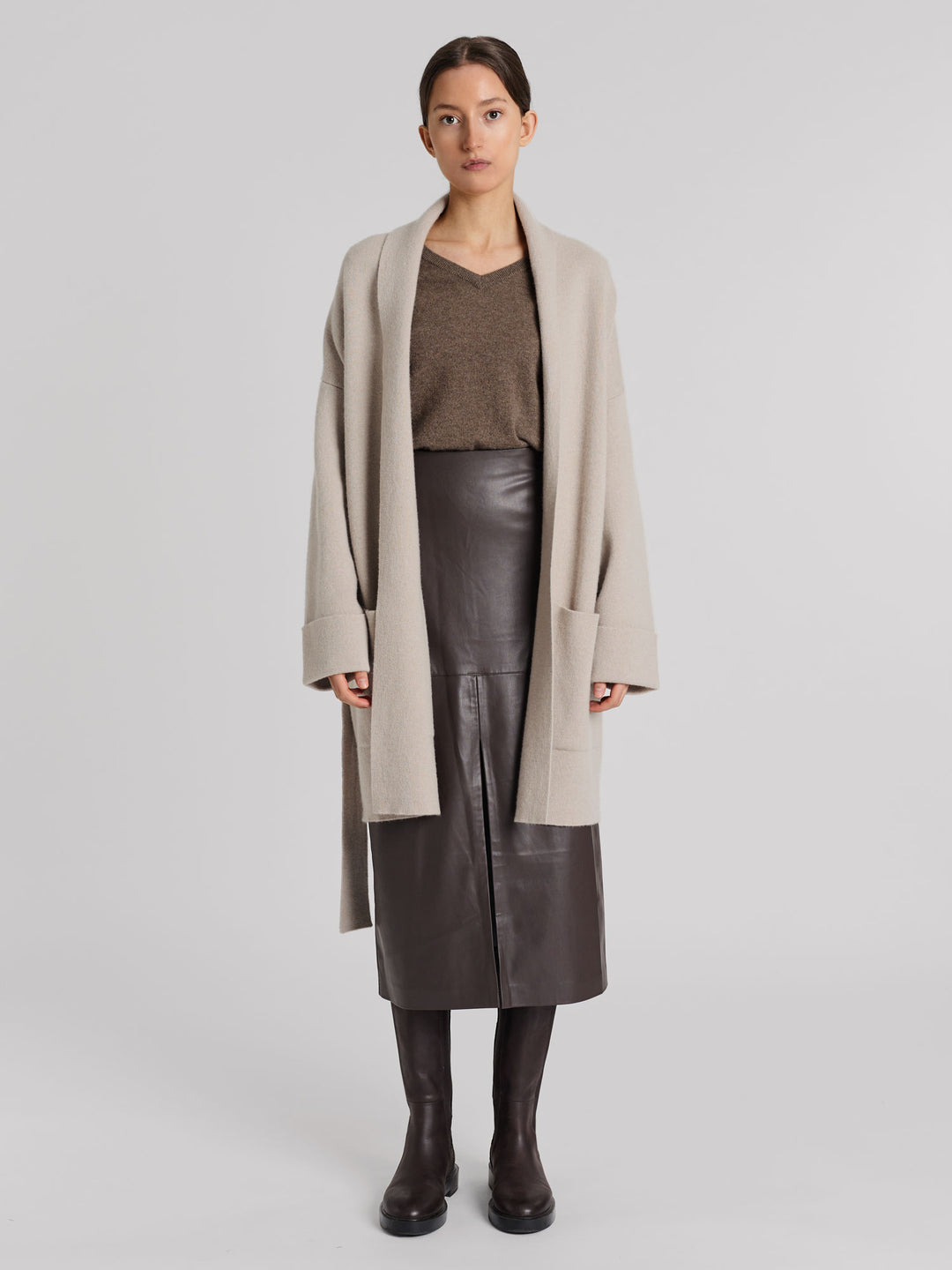Kashmirgenser med v-hals "Erle" i 100% ren cashmere. Norsk design fra Kashmina. Farge: Dark toast.