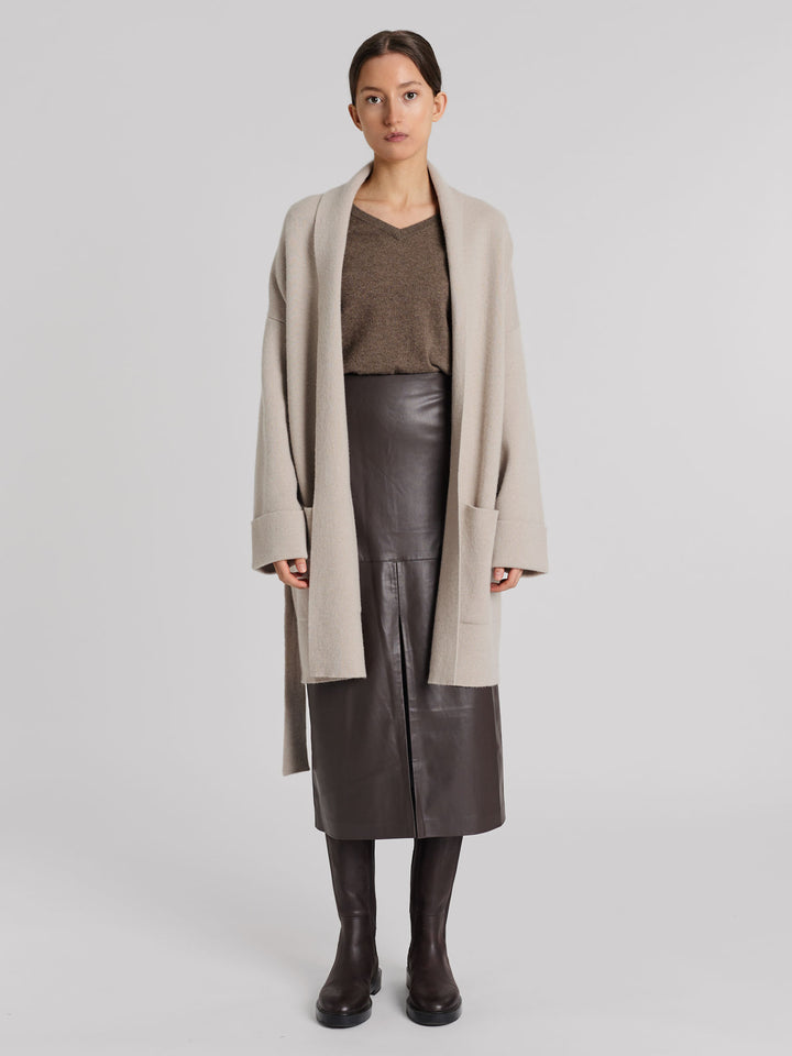 Kashmirgenser med v-hals "Erle" i 100% ren cashmere. Norsk design fra Kashmina. Farge: Dark toast.