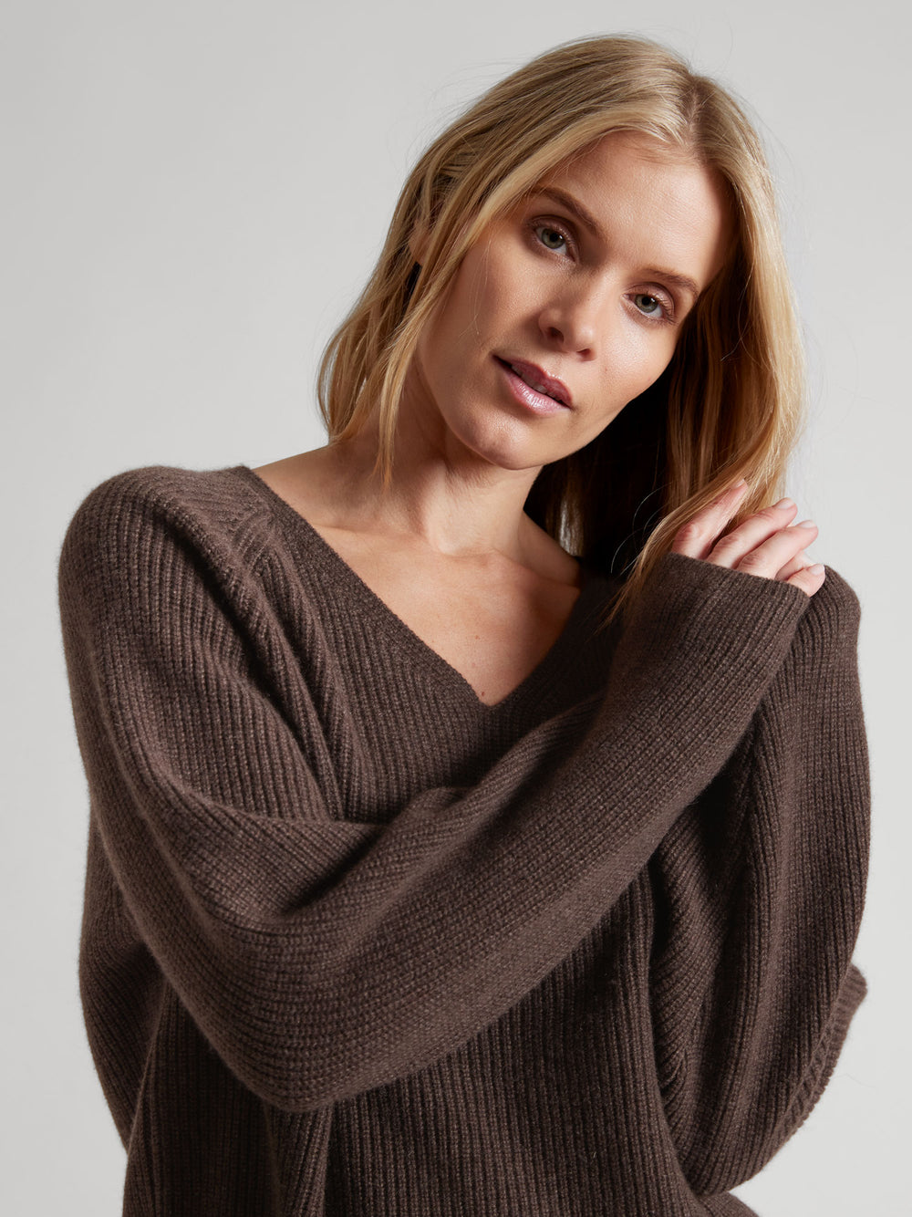 Ribbestrikket kashmirgenser "Maya" i 100% ren kasjmirull. Norsk design fra Kashmina. Farge: Dark Bown.
