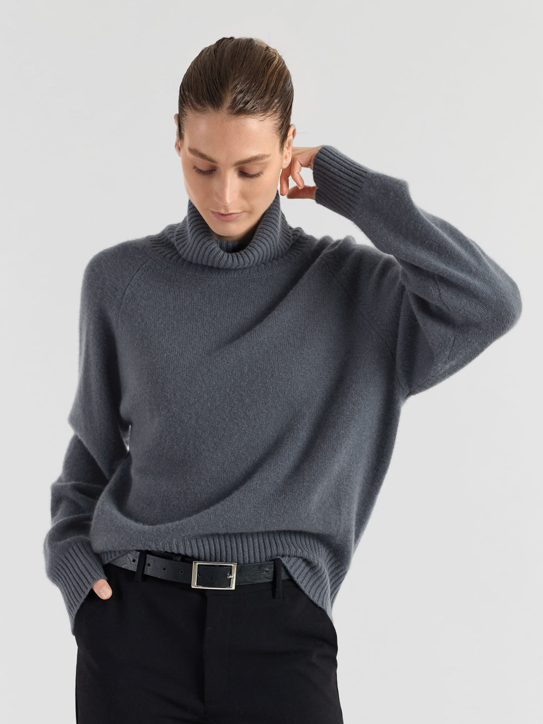 Høyhalset tykk kashmirgenser Milano i 100% kashmir, cashmere. Norsk design fra Kashmina. Farge: Blue Fog