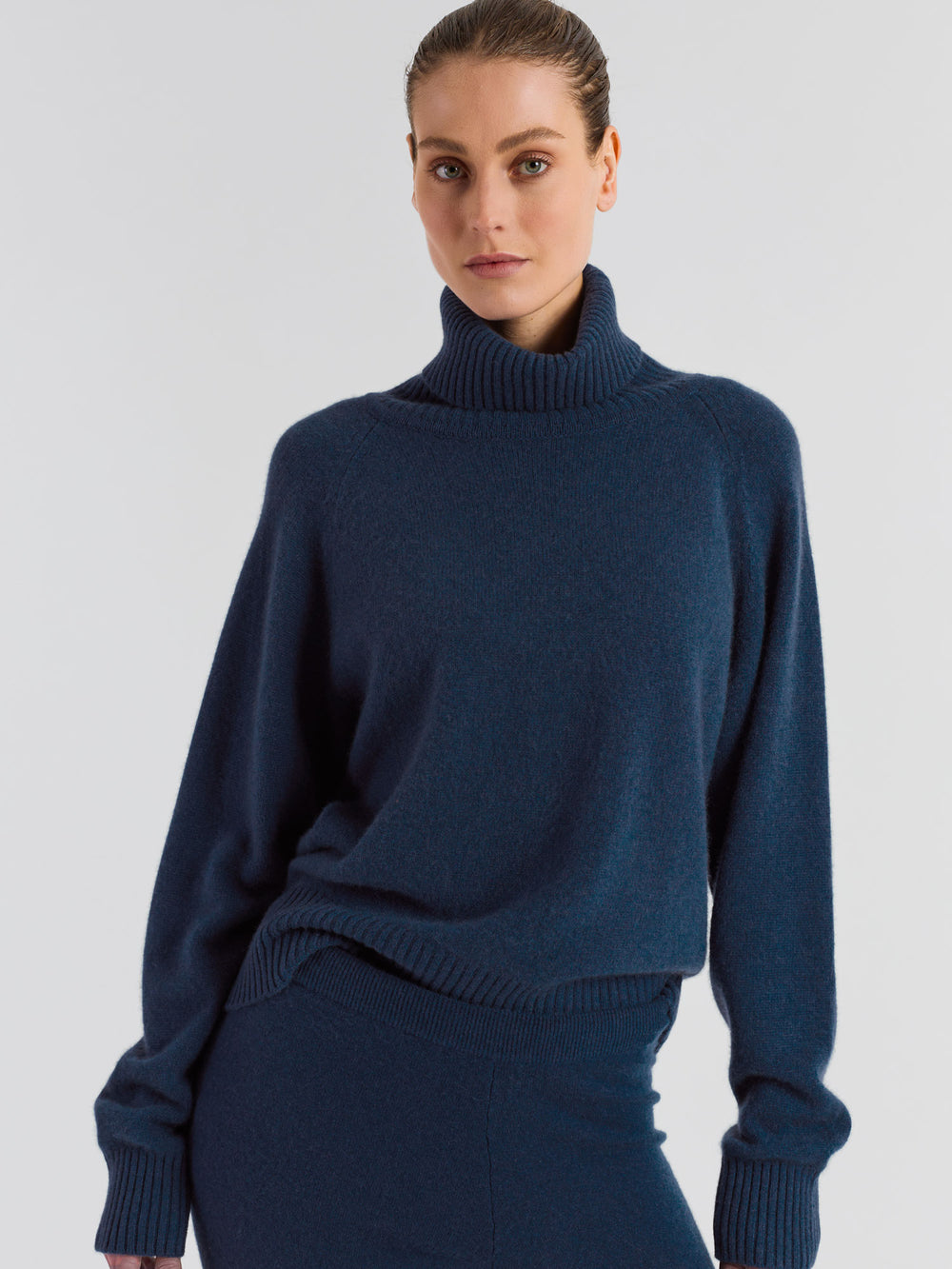 Høyhalset tykk kashmirgenser "Milano" i 100% ren cashmere. Norsk design fra Kashmina. Farge; Mountain blue.