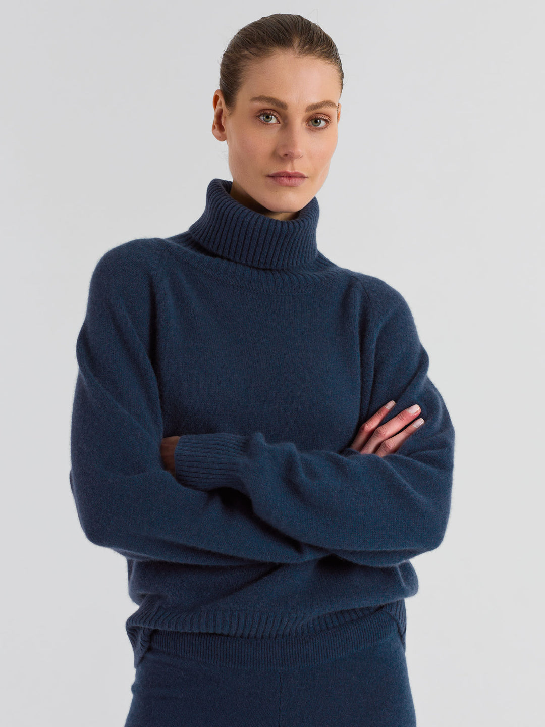 Høyhalset tykk kashmirgenser "Milano" i 100% ren cashmere. Norsk design fra Kashmina. Farge; Mountain blue.