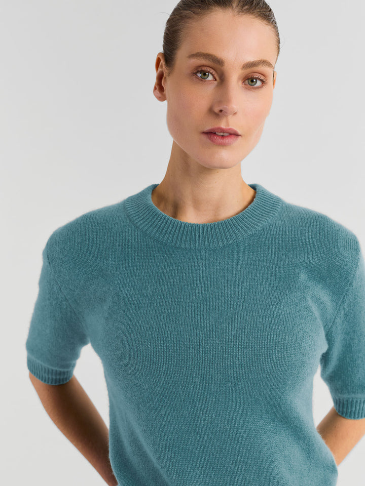 Kortermet, rundhalset kashmirgenser "Sofia" i 100% ren cashmere. Norsk design fra Kashmina. Farge: Arctic.