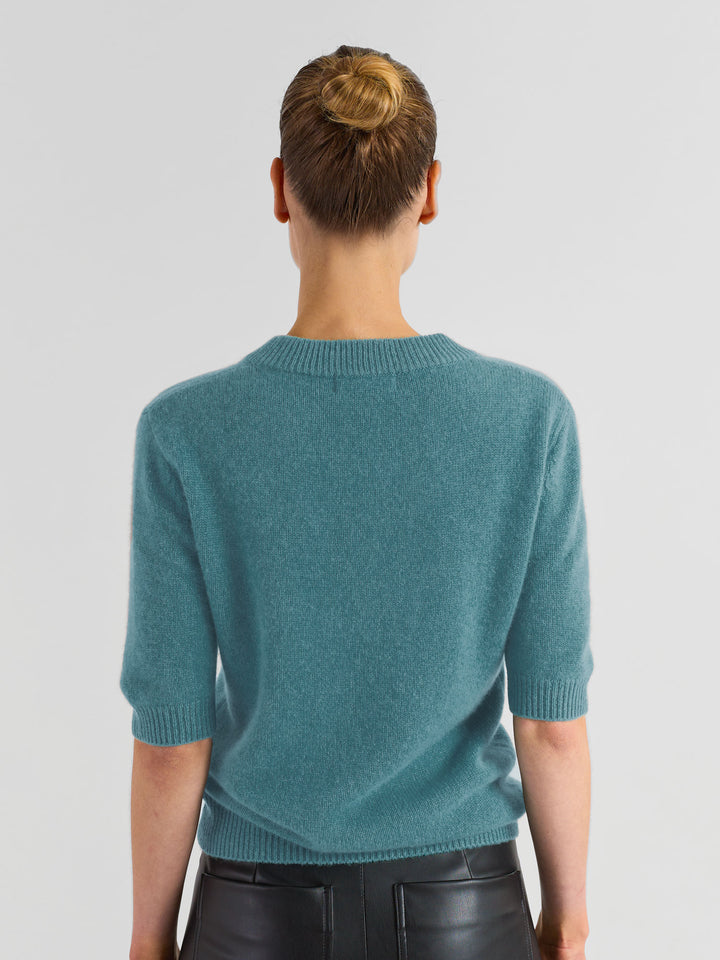 Kortermet, rundhalset kashmirgenser "Sofia" i 100% ren cashmere. Norsk design fra Kashmina. Farge: Arctic.
