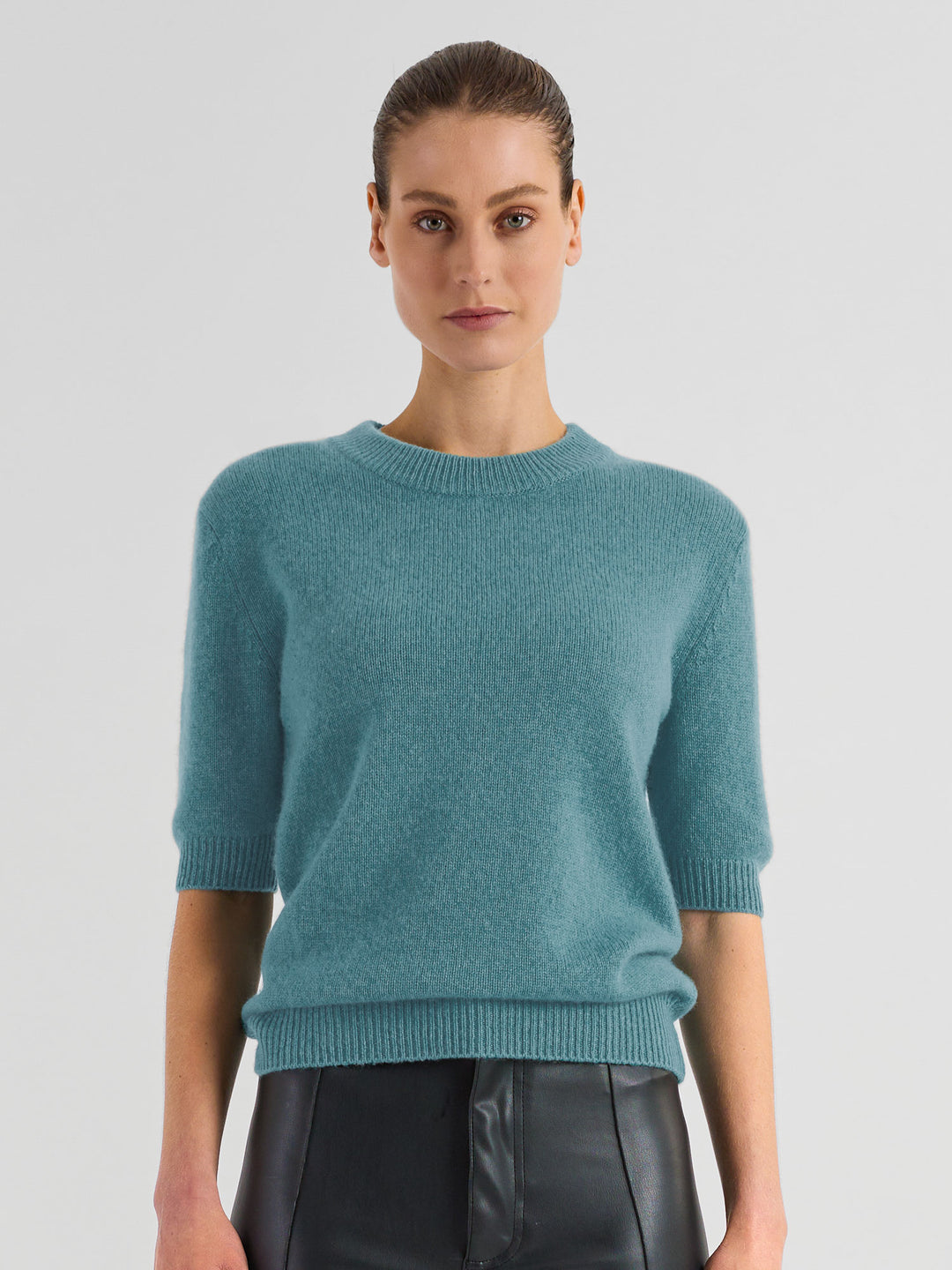 Kortermet, rundhalset kashmirgenser "Sofia" i 100% ren cashmere. Norsk design fra Kashmina. Farge: Arctic.