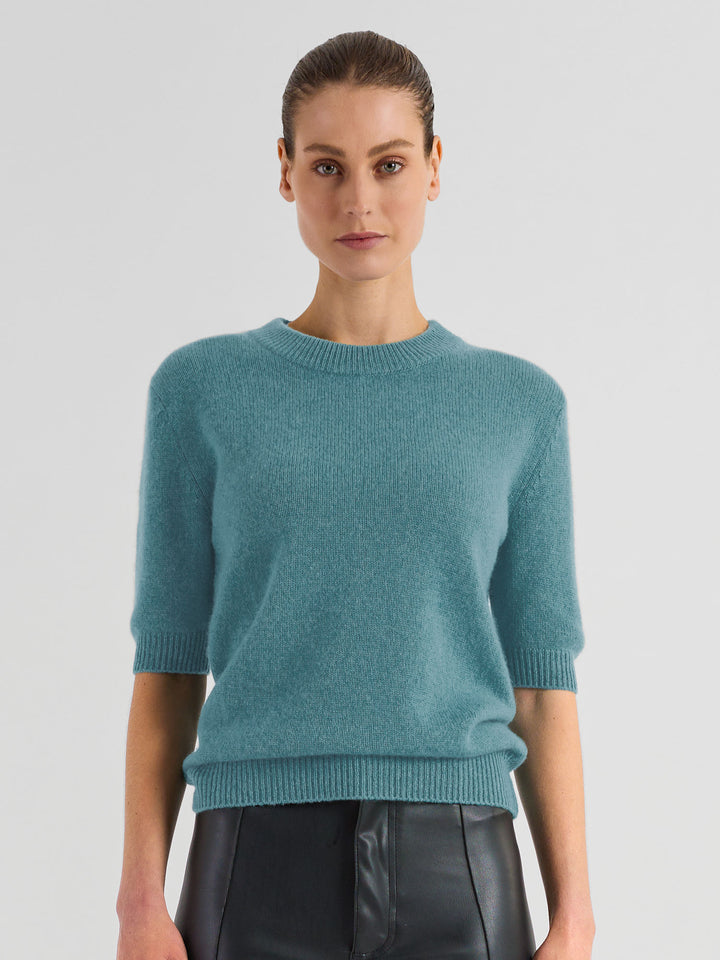 Kortermet, rundhalset kashmirgenser "Sofia" i 100% ren cashmere. Norsk design fra Kashmina. Farge: Arctic.