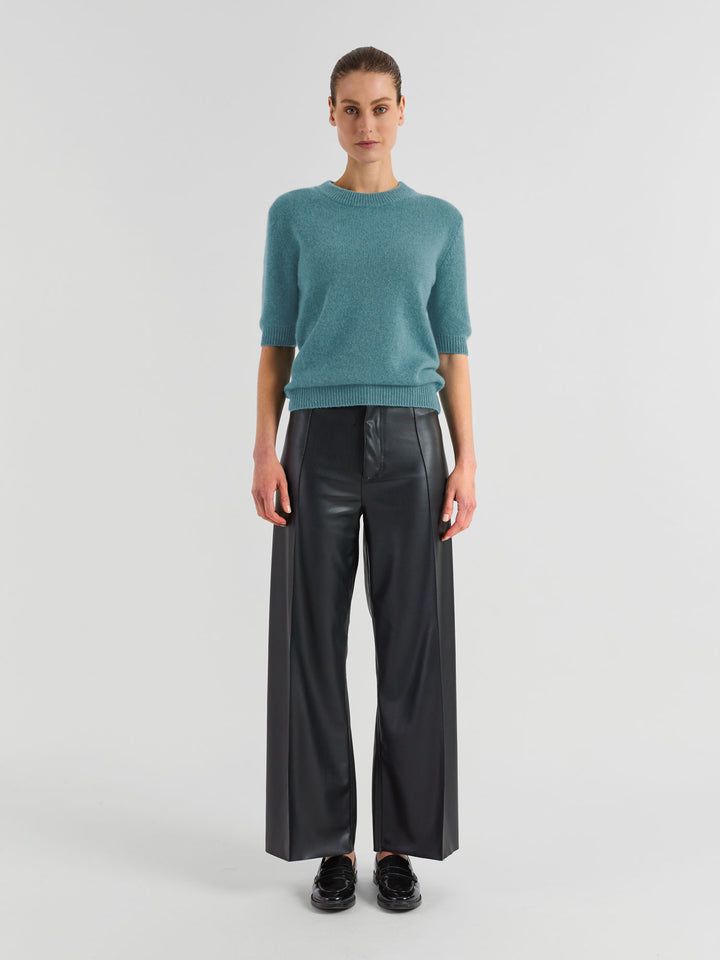 Kortermet, rundhalset kashmirgenser "Sofia" i 100% ren cashmere. Norsk design fra Kashmina. Farge: Arctic.