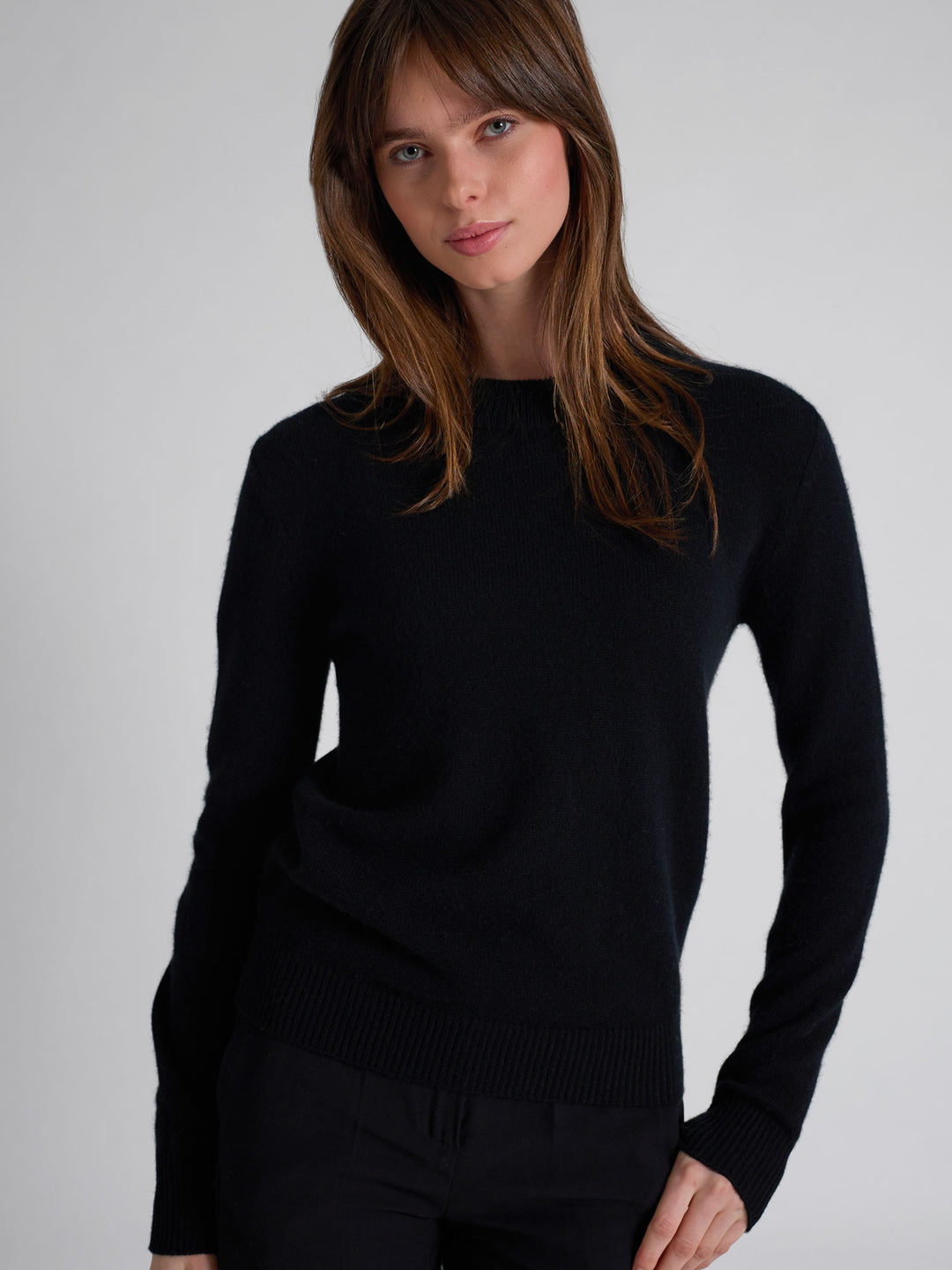 Langermet klassisk sort kashmirgenser i 100% kasjmir. Norsk design fra Kashmina.