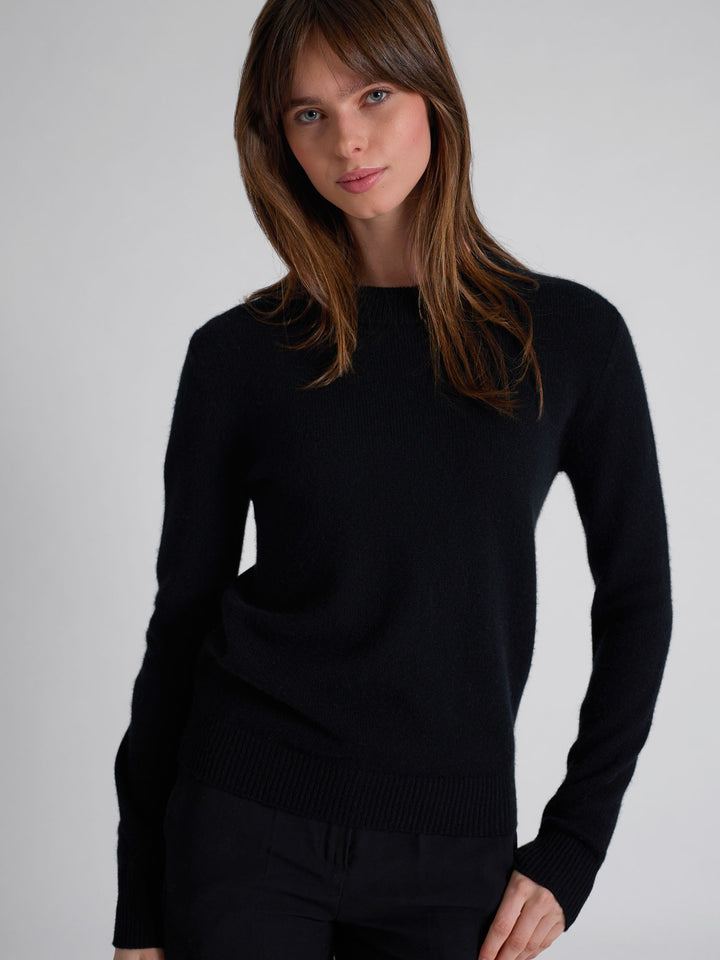 Langermet klassisk sort kashmirgenser i 100% kasjmir. Norsk design fra Kashmina.