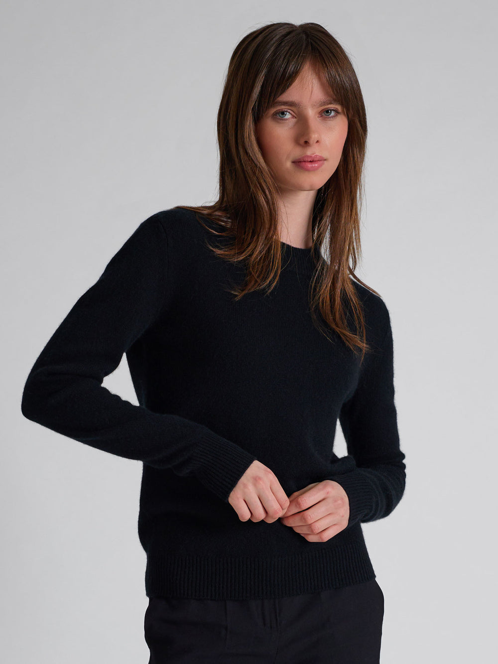 Langermet klassisk sort kashmirgenser i 100% kasjmir. Norsk design fra Kashmina.
