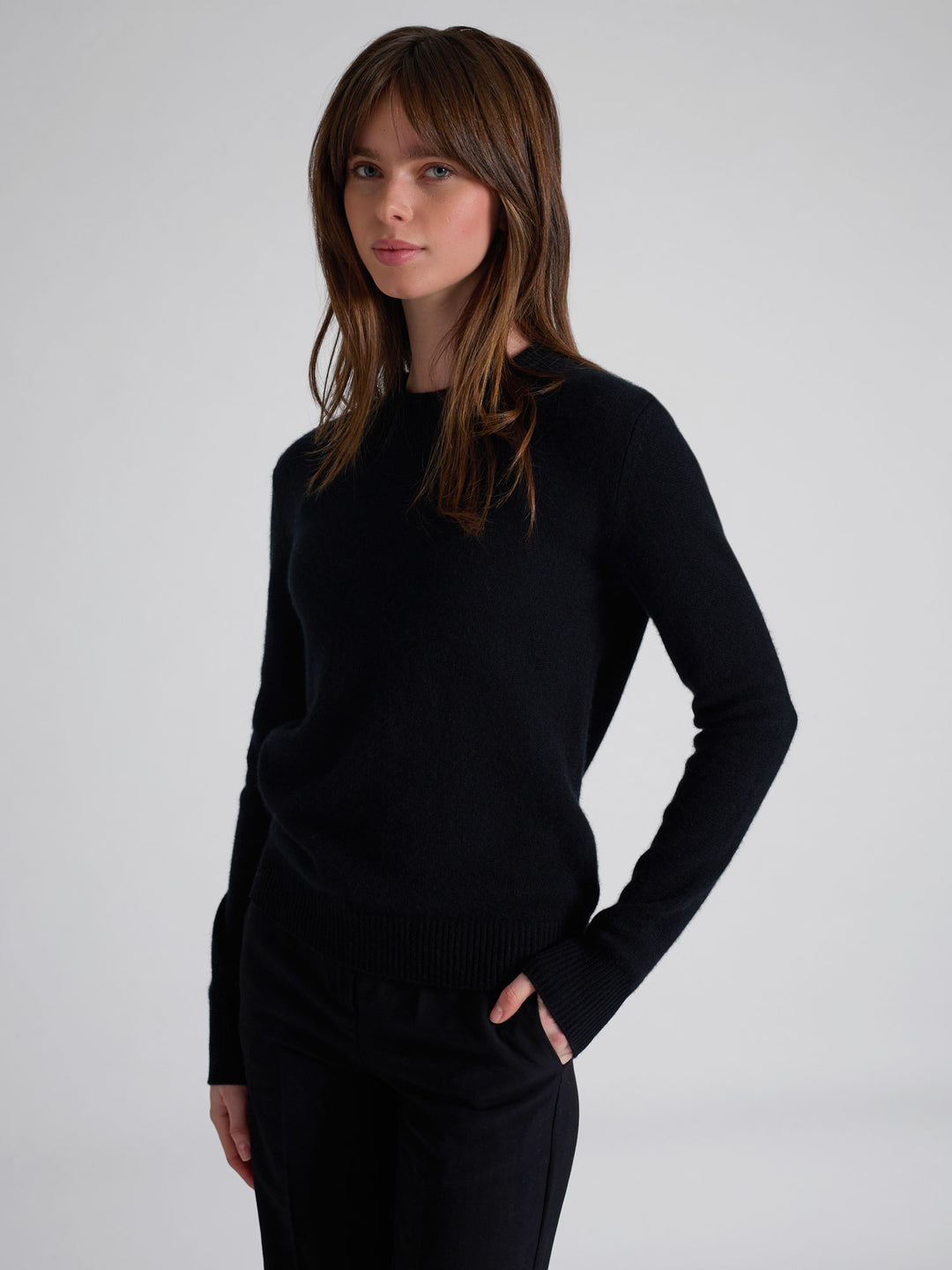 Langermet klassisk sort kashmirgenser i 100% kasjmir. Norsk design fra Kashmina.