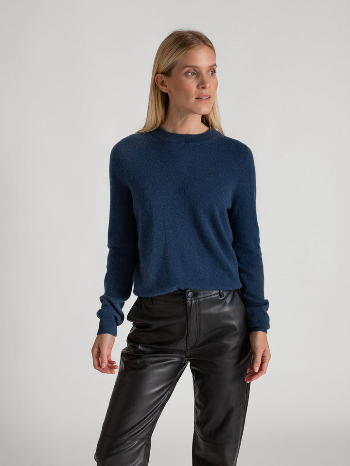 Kashmirgenseren "Thora" med lange ermer og rund hals i 100% ren kasjmirull. Norsk design fra Kashmina. Farge: Mountain Blue.