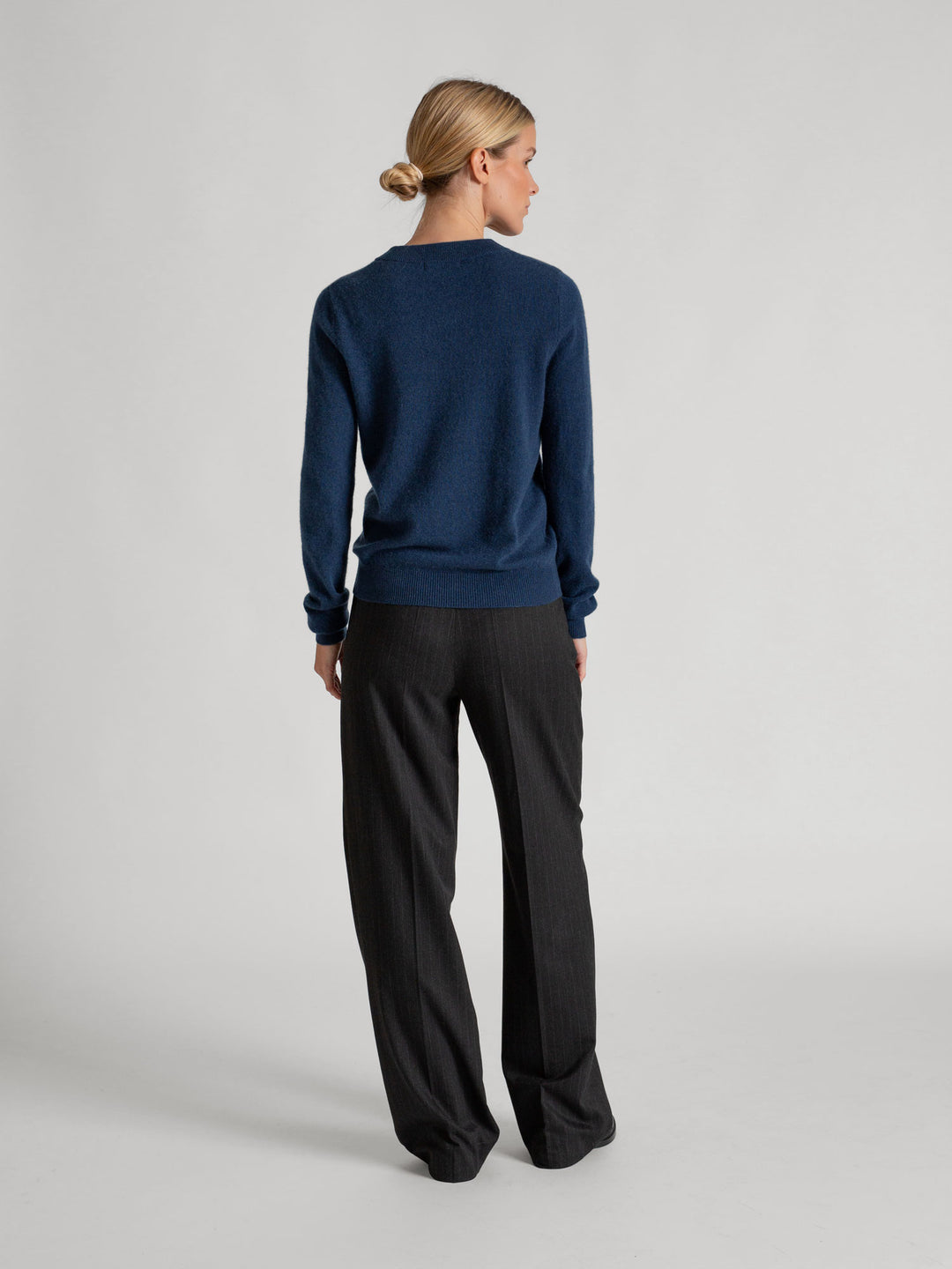 Kashmirgenseren "Thora" med lange ermer og rund hals i 100% ren kasjmirull. Norsk design fra Kashmina. Farge: Mountain Blue.