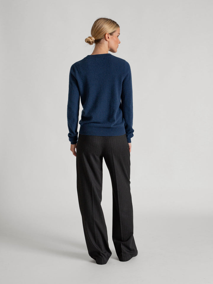 Kashmirgenseren "Thora" med lange ermer og rund hals i 100% ren kasjmirull. Norsk design fra Kashmina. Farge: Mountain Blue.