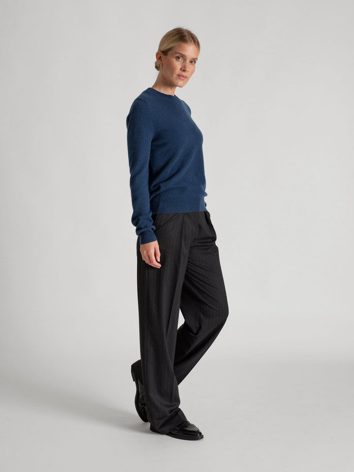 Kashmirgenseren "Thora" med lange ermer og rund hals i 100% ren kasjmirull. Norsk design fra Kashmina. Farge: Mountain Blue.