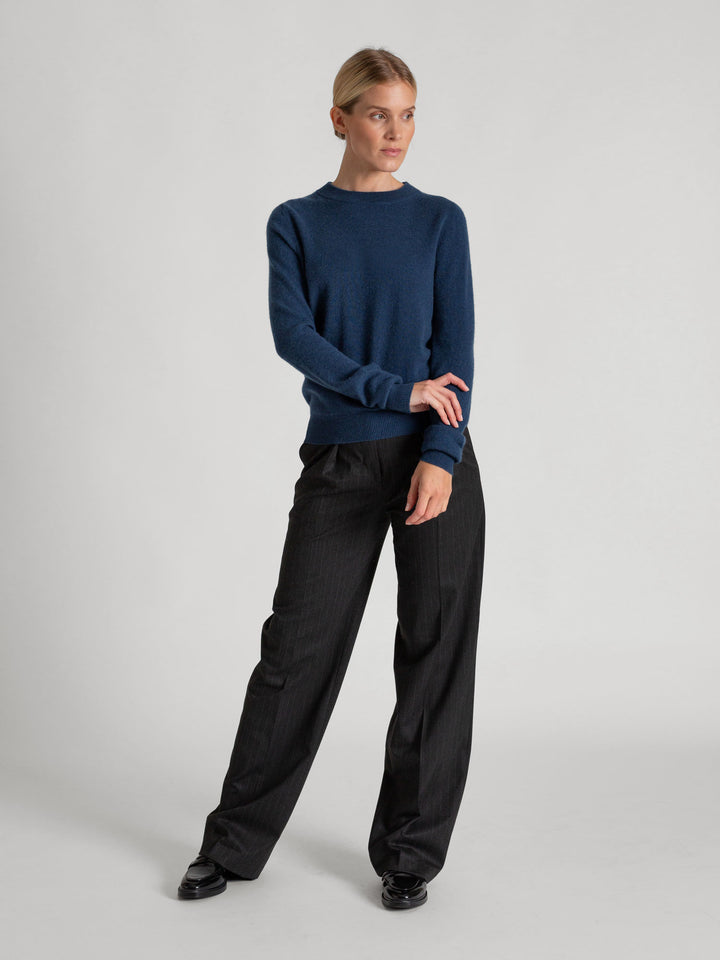 Kashmirgenseren "Thora" med lange ermer og rund hals i 100% ren kasjmirull. Norsk design fra Kashmina. Farge: Mountain Blue.