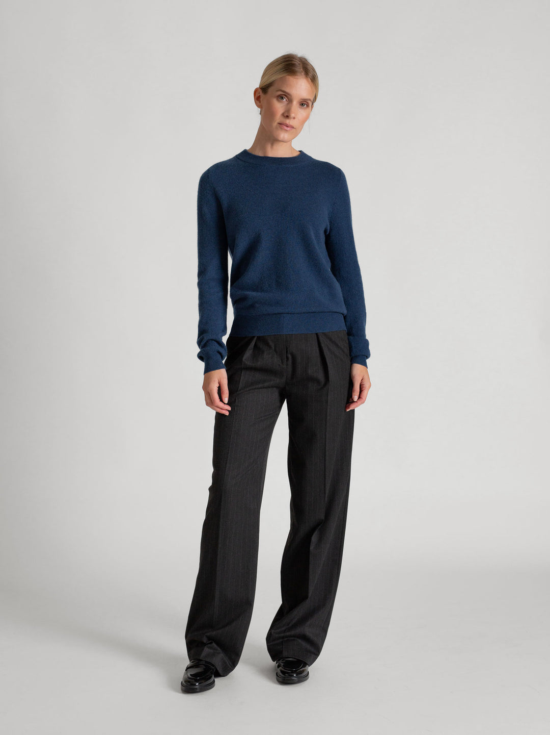 Kashmirgenseren "Thora" med lange ermer og rund hals i 100% ren kasjmirull. Norsk design fra Kashmina. Farge: Mountain Blue.
