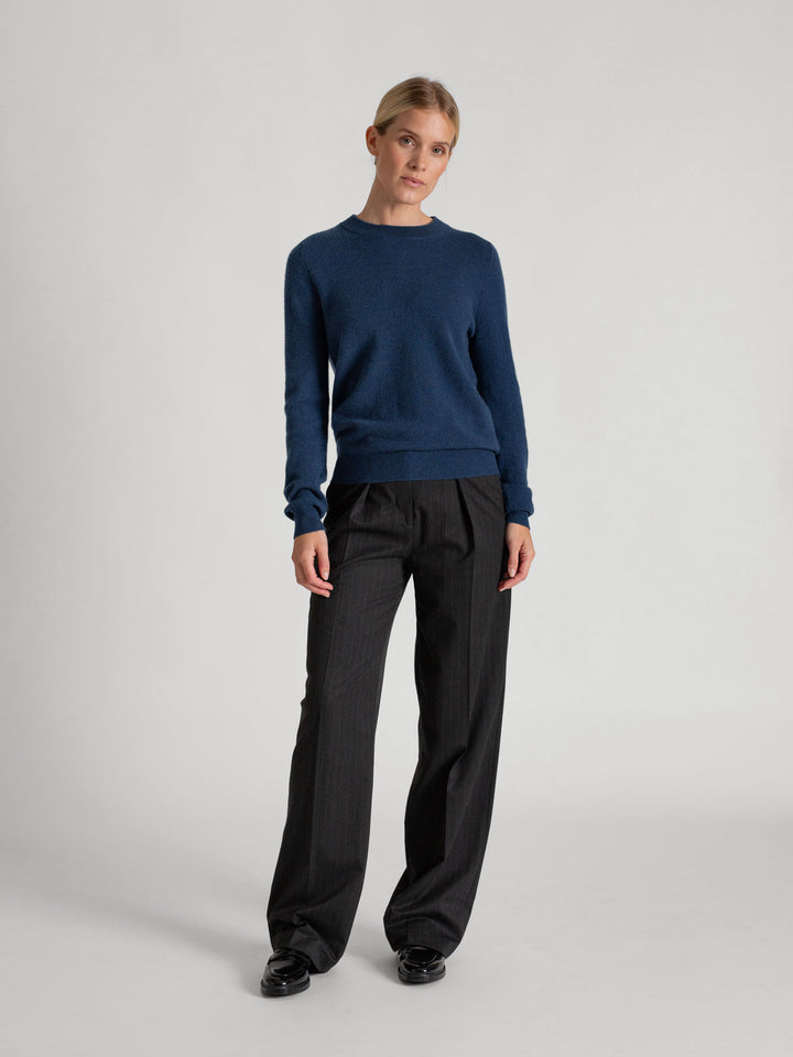 Kashmirgenseren "Thora" med lange ermer og rund hals i 100% ren kasjmirull. Norsk design fra Kashmina. Farge: Mountain Blue.