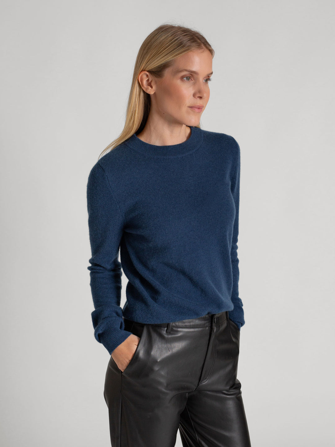Kashmirgenseren "Thora" med lange ermer og rund hals i 100% ren kasjmirull. Norsk design fra Kashmina. Farge: Mountain Blue.