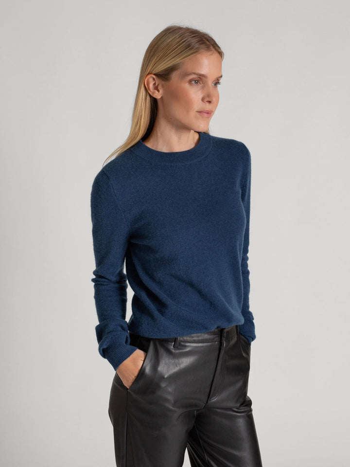 Kashmirgenseren "Thora" med lange ermer og rund hals i 100% ren kasjmirull. Norsk design fra Kashmina. Farge: Mountain Blue.