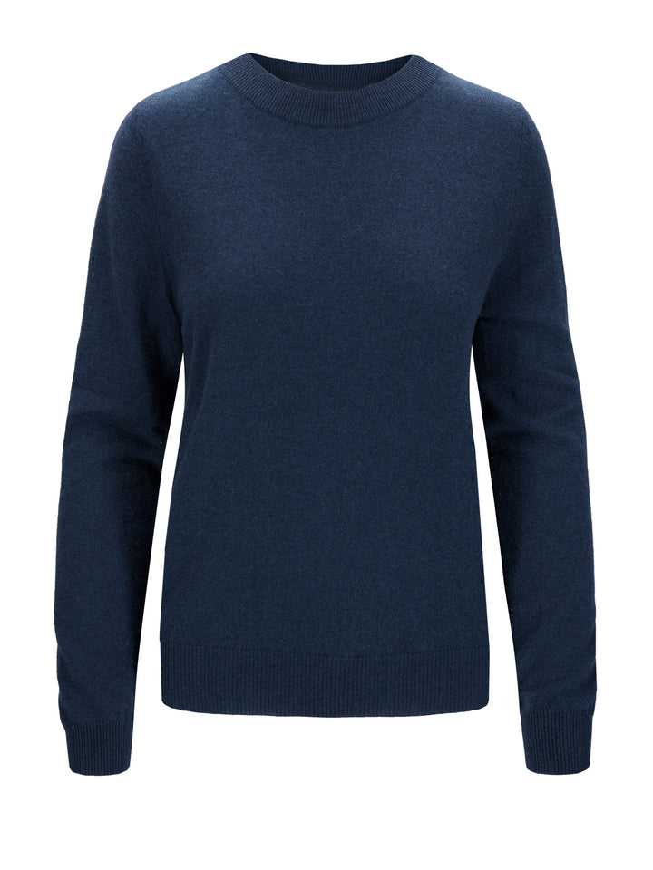 Kashmirgenseren "Thora" med lange ermer og rund hals i 100% ren kasjmirull. Norsk design fra Kashmina. Farge: Mountain Blue.