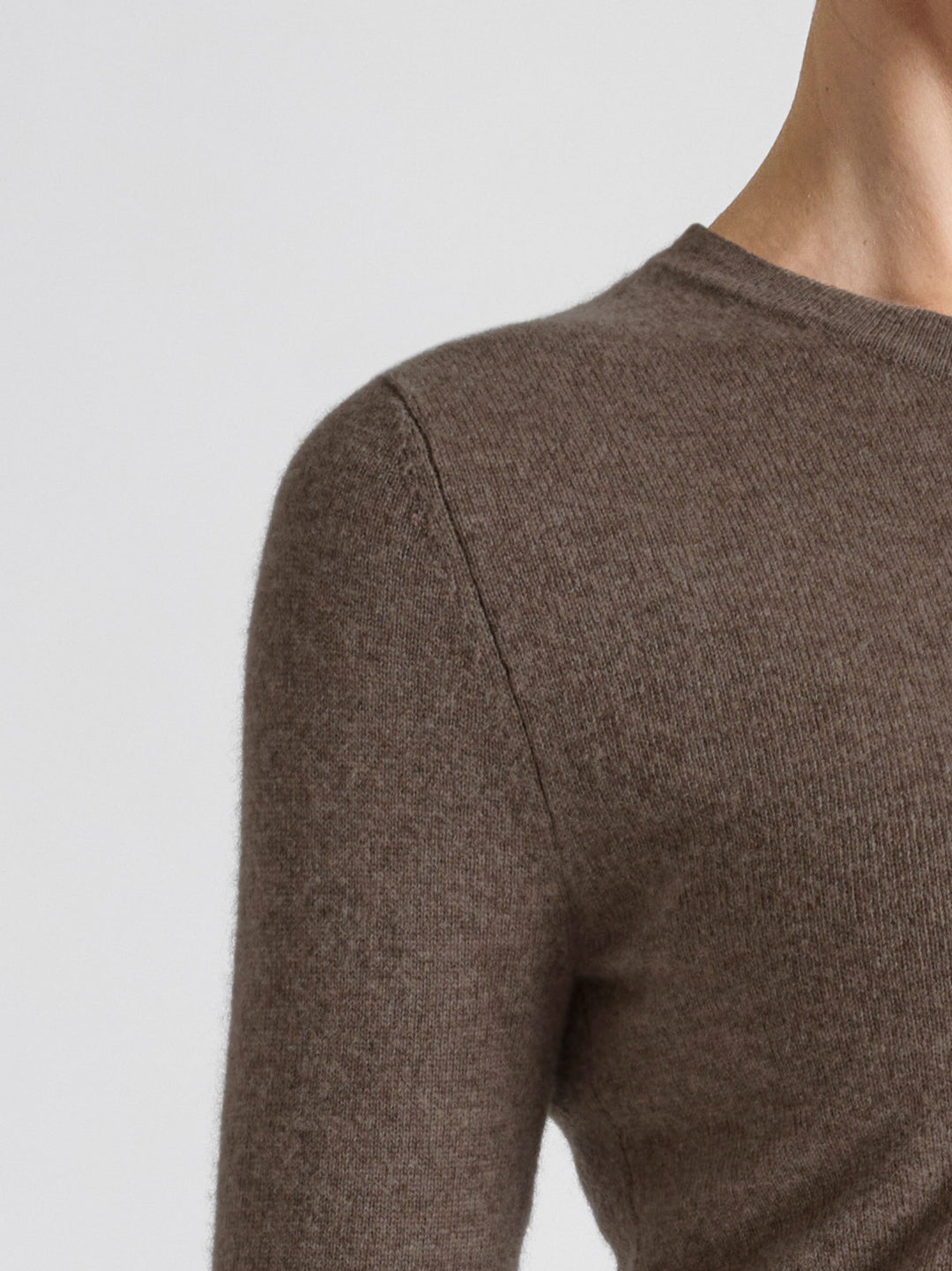 Tettsittende kashmirgenser, "unni" i 100 ren kasjmirull, cashmere. Norsk design fra Kashmina. Farge: Dark Toast.