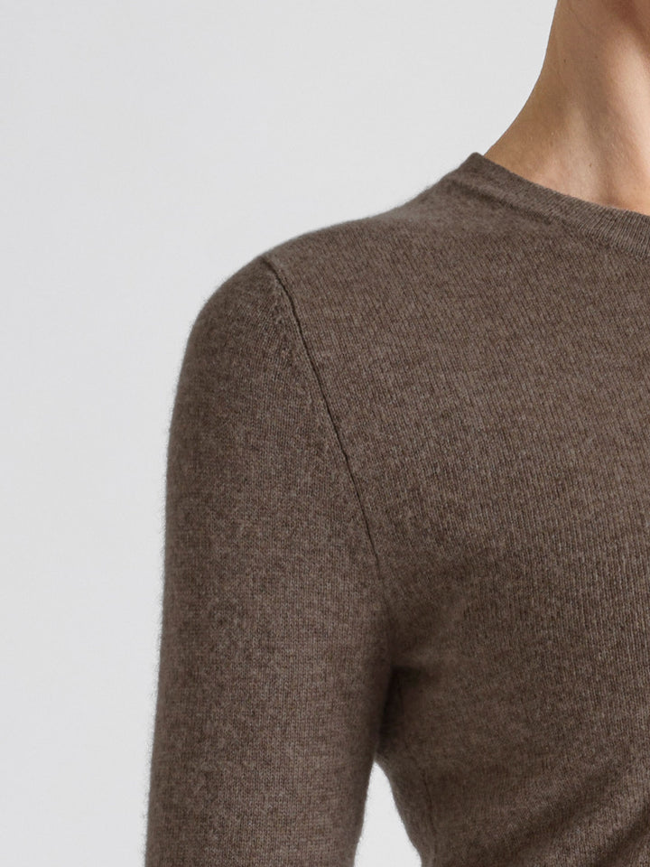 Tettsittende kashmirgenser, "unni" i 100 ren kasjmirull, cashmere. Norsk design fra Kashmina. Farge: Dark Toast.
