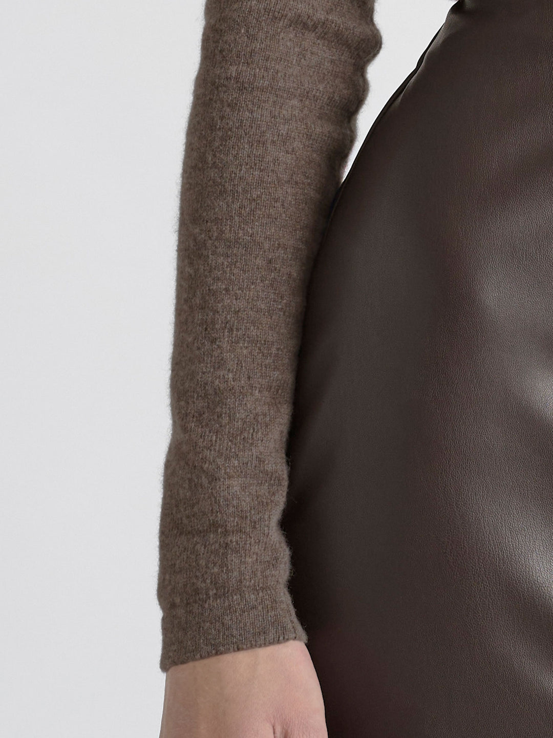 Tettsittende kashmirgenser, "unni" i 100 ren kasjmirull, cashmere. Norsk design fra Kashmina. Farge: Dark Toast.
