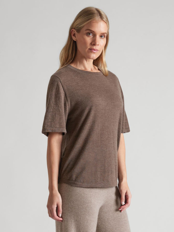 Kortermet kashmir t-skjorte "Airy" i 100% kasjmirull. Farge: Dark Toast. Norsk design fra Kashmina
